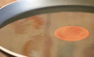 растительное масло на сковороде