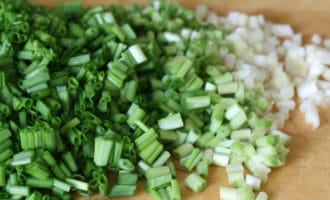 зеленый лук нарезанный