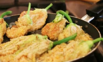 жареные цветки кабачка