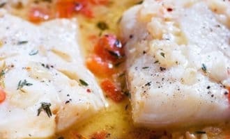 филе белой рыбы с помидорами