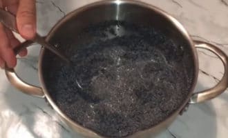 мак с молоком в кастрюле