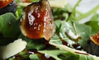 салат с инжиром и руколлой
