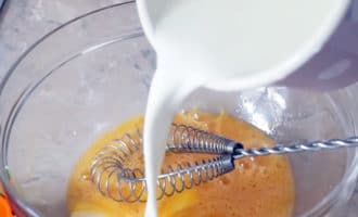 яйца с сахаром и молоком