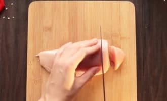 куриное филе нарезаем ножом
