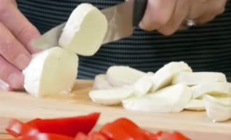 моцареллу нарезаем кружочками