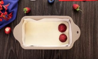 Творожная масса и клубника в форме