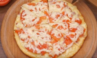 Готовая пицца на сковороде