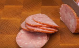Нарезанная копченая колбаса