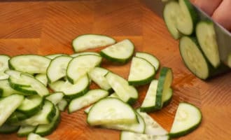 Нарезанные огурцы