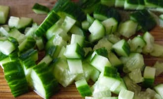 Огурец нарезанный кубиком
