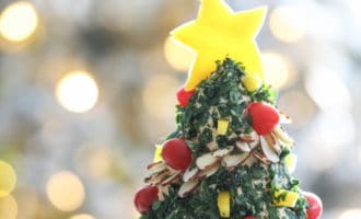 Оригинальная подача закуски в форме елки