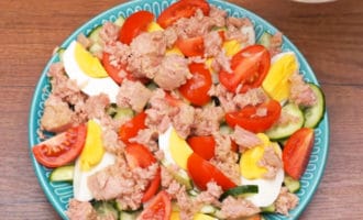 Овощи и тунец в миске