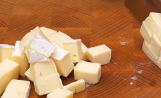 Сыр Бри кубиком