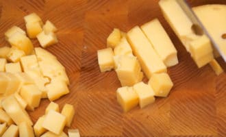 Сыр маасдам кубиком