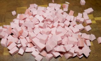 Вареная колбаса кубиком