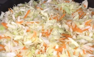 Капуста с луком и морковью на сковороде