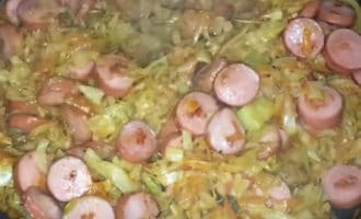 Капуста тушенная с сосисками