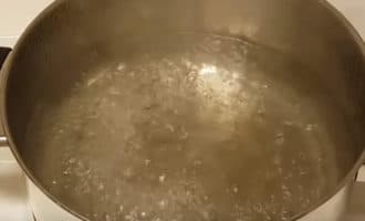 Кипящая вода с солью