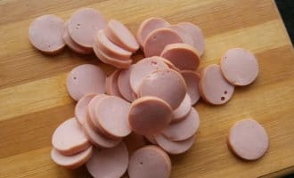 Нарезанные сосиски