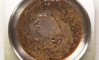 соевый соус с водой и коричневым сахаром