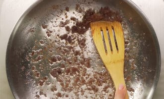 удаление излишков крахмала со сковороды