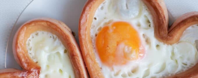 Яйца с сосиской в форме сердца рецепт