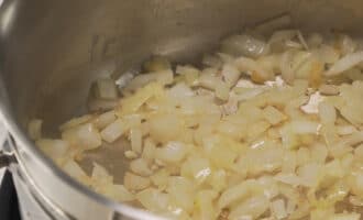 жареный лук с чесноком