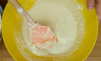 смешивание муки с молоком