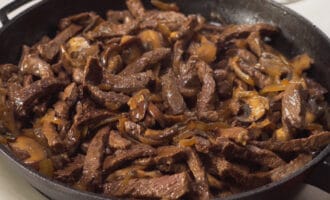жаренная говядина с луком и грибами