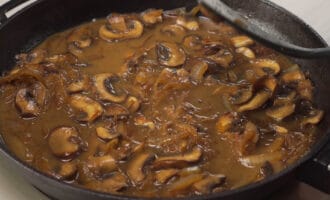 жареный лук с грибами и бульоном
