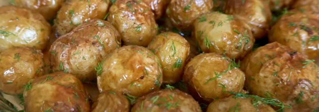 Молодой картофель с чесноком и укропом рецепт