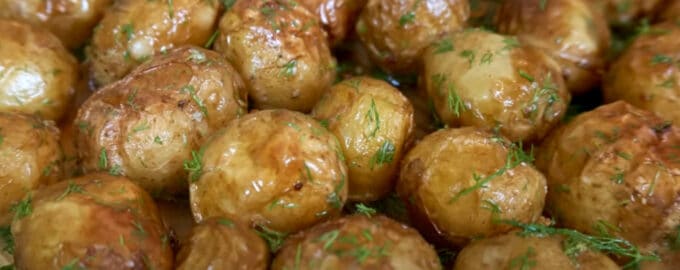 Молодой картофель с чесноком и укропом рецепт
