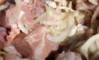 Мясо с луком и маринадом