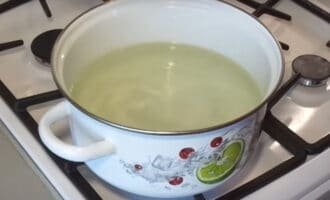 вода в кастрюле
