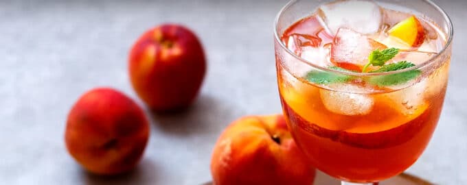 Холодный чай с персиком и мятой