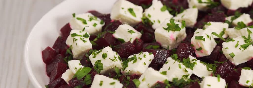 Салат со свеклой и сыром фета
