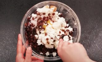 творог с изюмом и яйцом