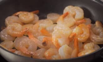 Креветки на сковороде