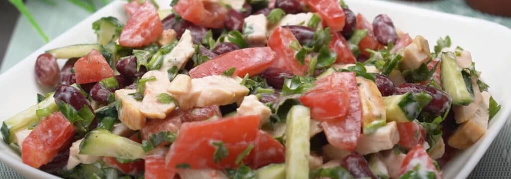 Салат с фасолью и курицей