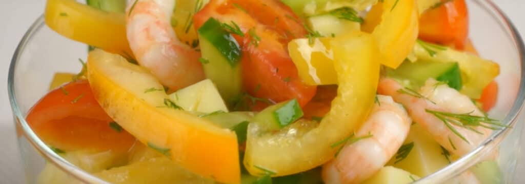 Простой салат с креветками без майонеза