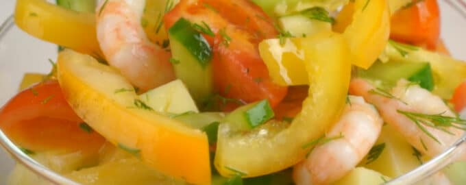 Простой салат с креветками без майонеза