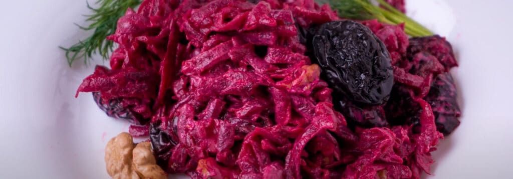 Салат из свеклы и чернослива с орехами