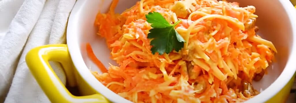 Салат из свежей моркови с сыром