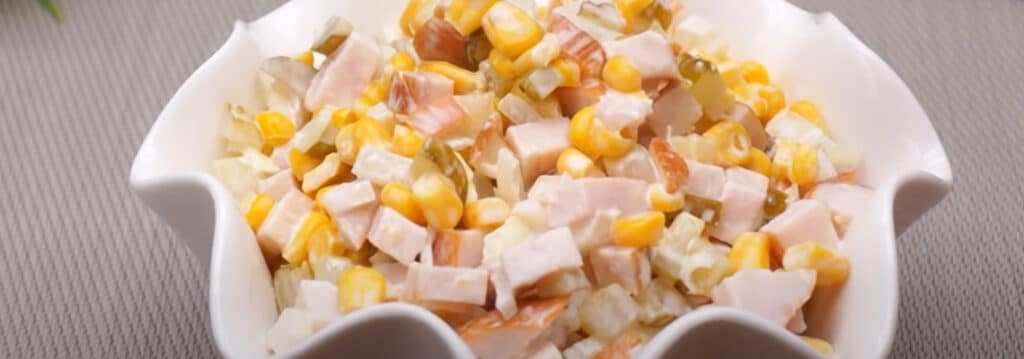 Салат с копченой курицей и маринованным луком