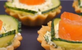 Тарталетки с сыром и лососем
