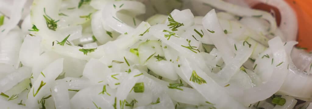 Маринованный лук с укропом