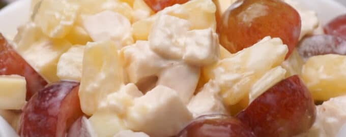 Салат с ананасом и виноградом