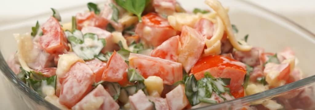 Салат с колбасой и сыром