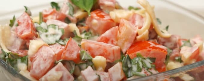 Салат с колбасой и сыром