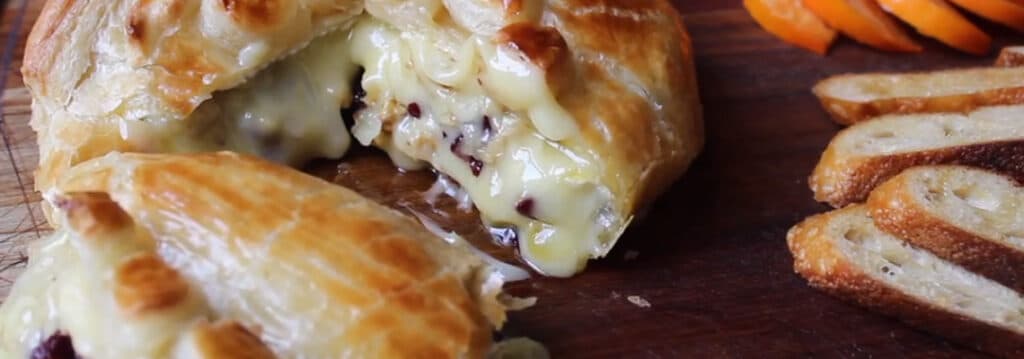 Сыр Бри с клюквой и орехами